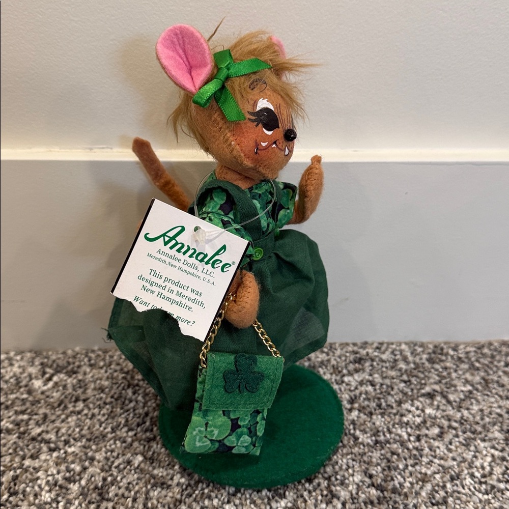 NWT Annalee Collectors St. Patrick’s Day. Mouse Figurine with Dress and Purse - Picture 2 of 5
